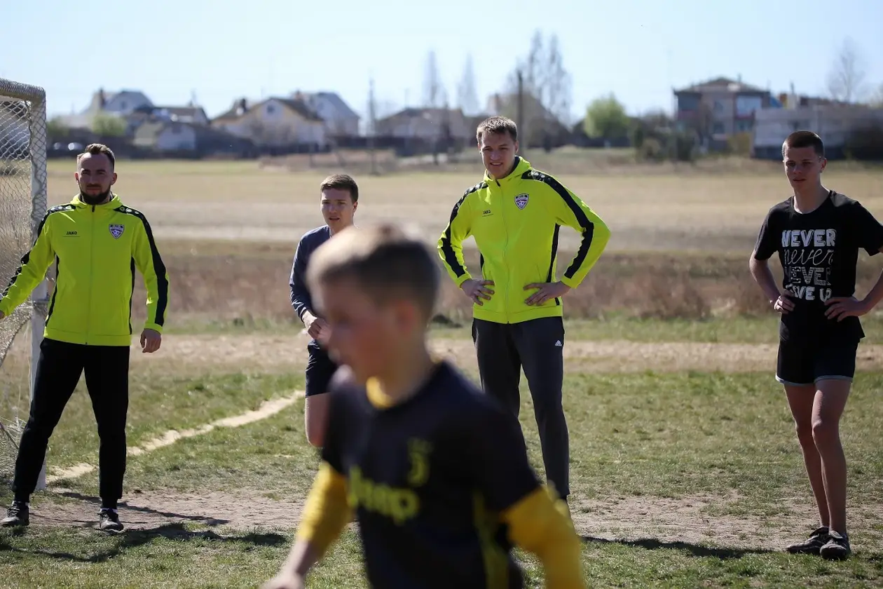 «Шахтер» из Петрикова устроил школьникам необычный урок физкультуры. Игроки вместе с детьми зарубились в футбол!