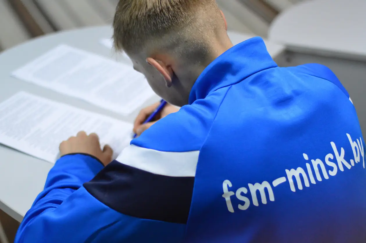 Воспитанники нашей школы заключили свои первые трудовые контракты с «ФШМ»!