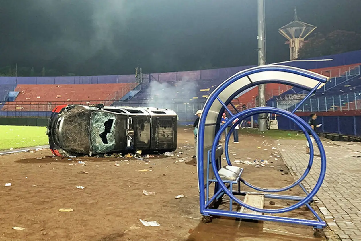 Трагедия на стадионе в Индонезии: 174 человека погибли из-за давки и гранат со слезоточивым газом