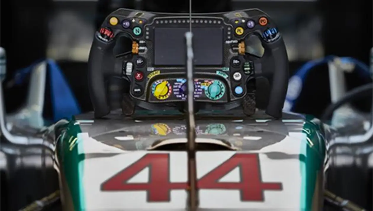 Какие кнопки нажимает гонщик «Формулы-1» в квалификации