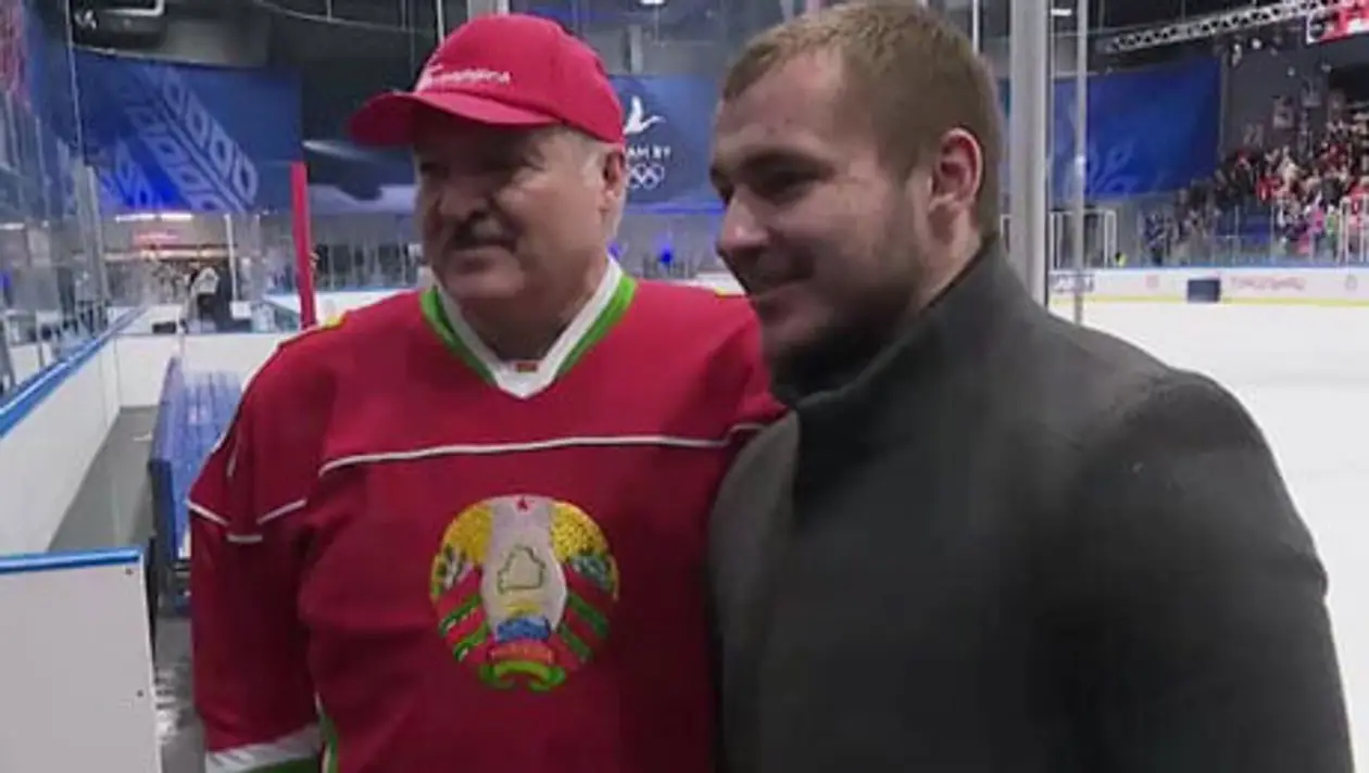 Оказывается, с Лукашенко на хоккее фоткался сотрудник пресс-службы «Динамо» – после матча, где его отец стал лучшим у соперников