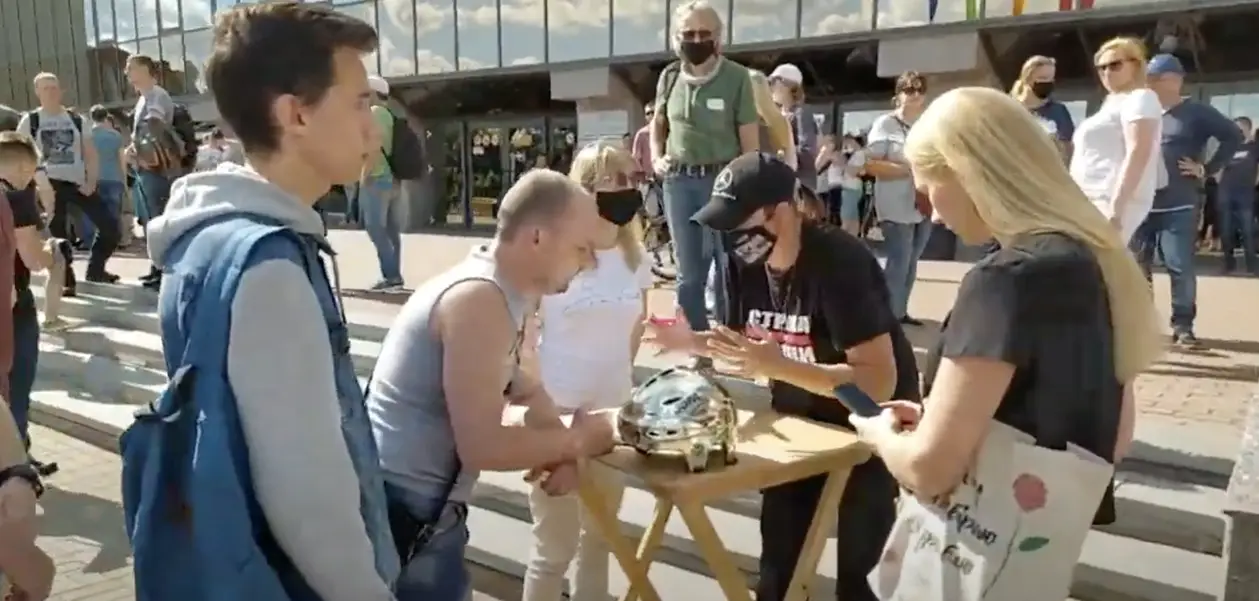 Предвыборный пикет Тихановской прошел на площади у Ледового дворца — организаторы принесли позолоченный шлем