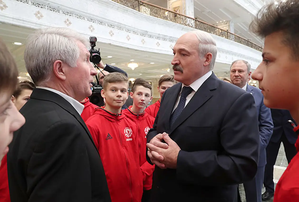 «Дворец выглядит по-богатому». Как футболисты и тренеры встречались с Лукашенко