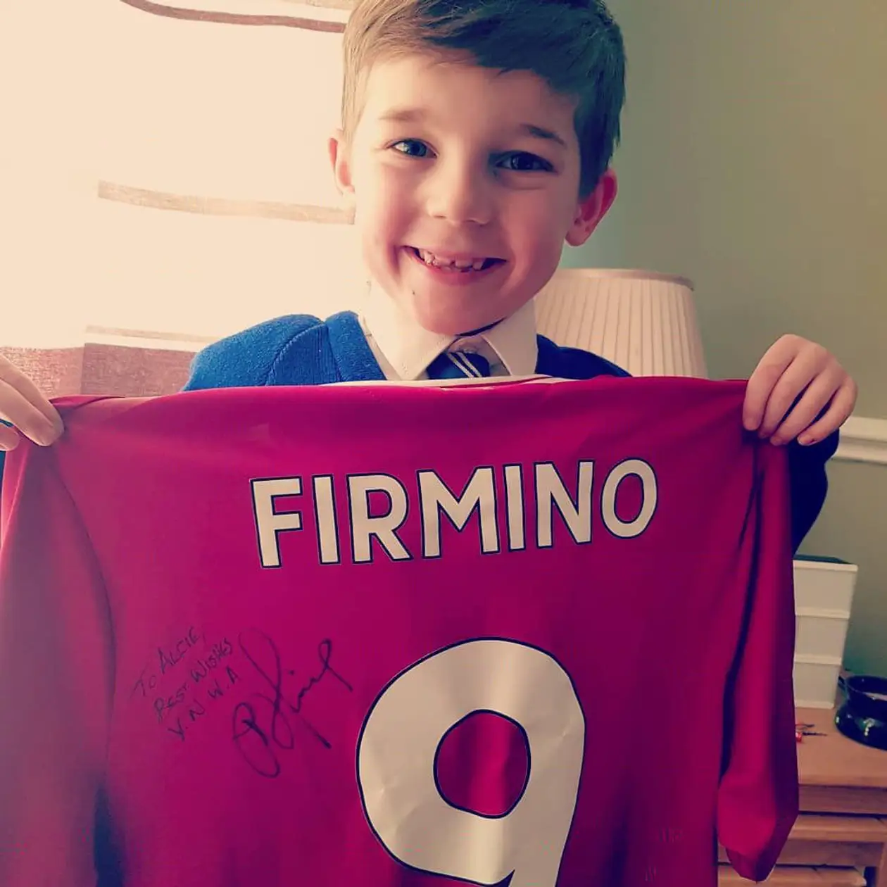 Мальчик помог голодающим, а игрок «Ливерпуля» прислал ему письмо и футболку Фирмино